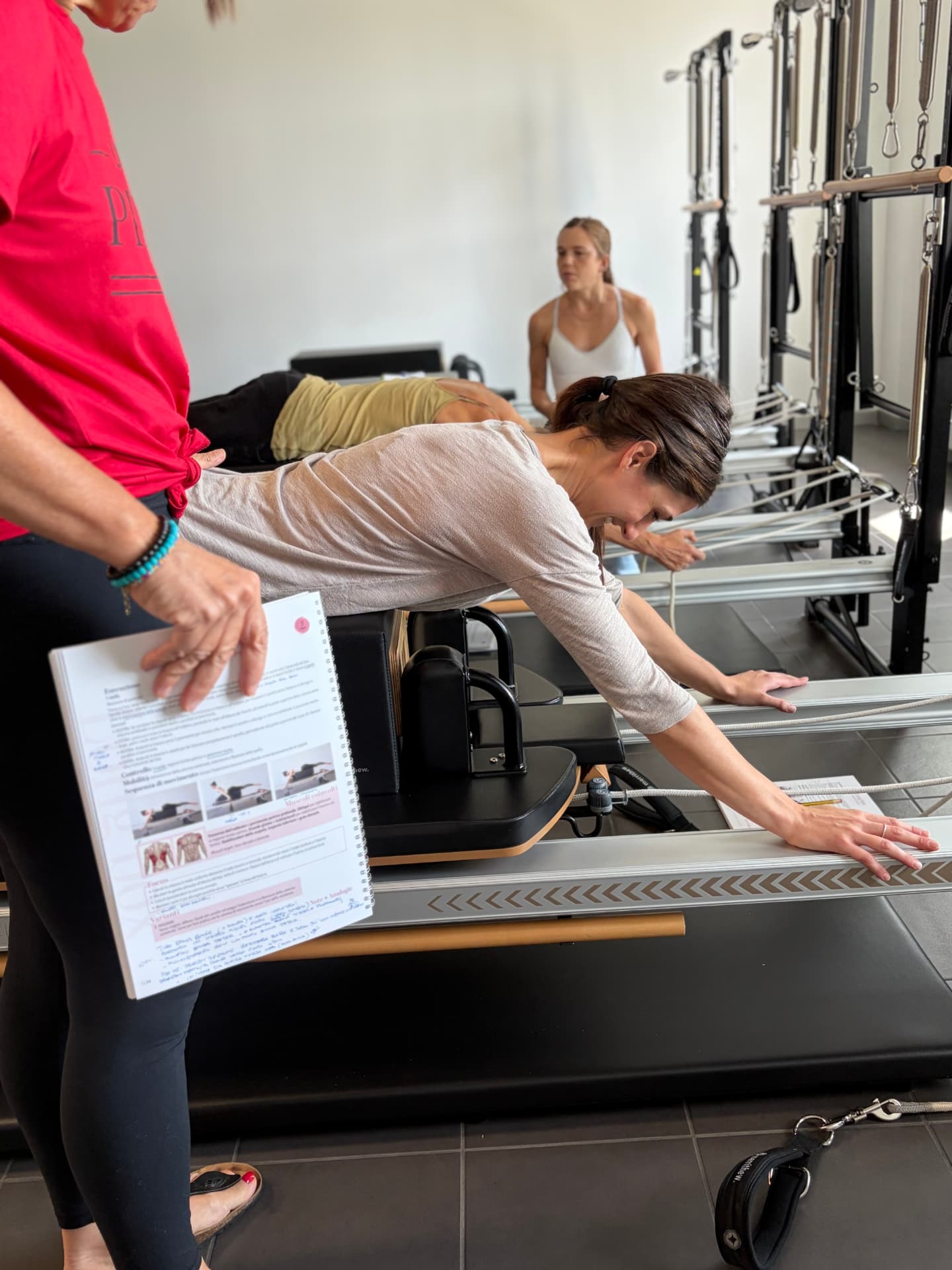 Correzione manuale durante una lezione sul reformer